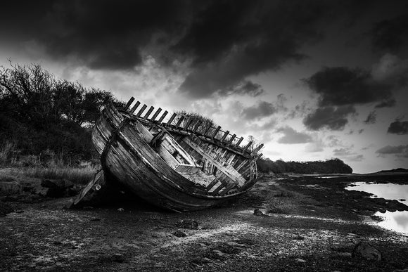 LDS0159 - Dulas Bay Boat Wreck B&W