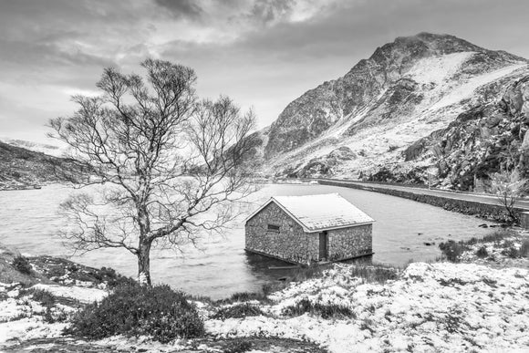 LDS0269 - Llyn Ogwen Snowy B&W